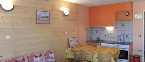 2 Bedrooms for 7 persons | Living area | Flat-screen TV