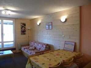 Superior-Apartment, 1 Schlafzimmer | Bügeleisen/Bügelbrett, Babybetten, kostenloses WLAN