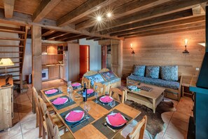 Chalet, 2 Bedrooms, Valley View (6) | Living area | 11-inch TV with digital channels - Pra Loup Vacances (Uvernet-Fours)