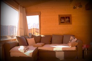 Chalet, 3 Bedrooms, Valley View (10) | Living room