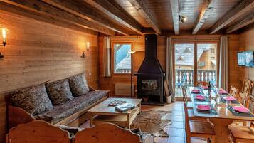 Chalet, 2 Bedrooms, Valley View (6) | Living area | 11-inch TV with digital channels