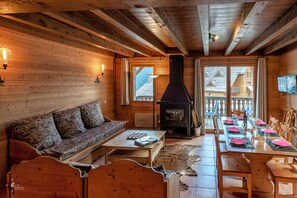 Chalet, 2 Bedrooms, Valley View (6) | Living area