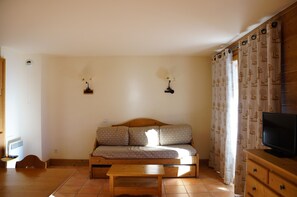 Apartment, 1 Bedroom | Living area