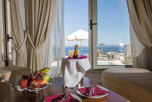 Ropa de cama de alta calidad y minibar 