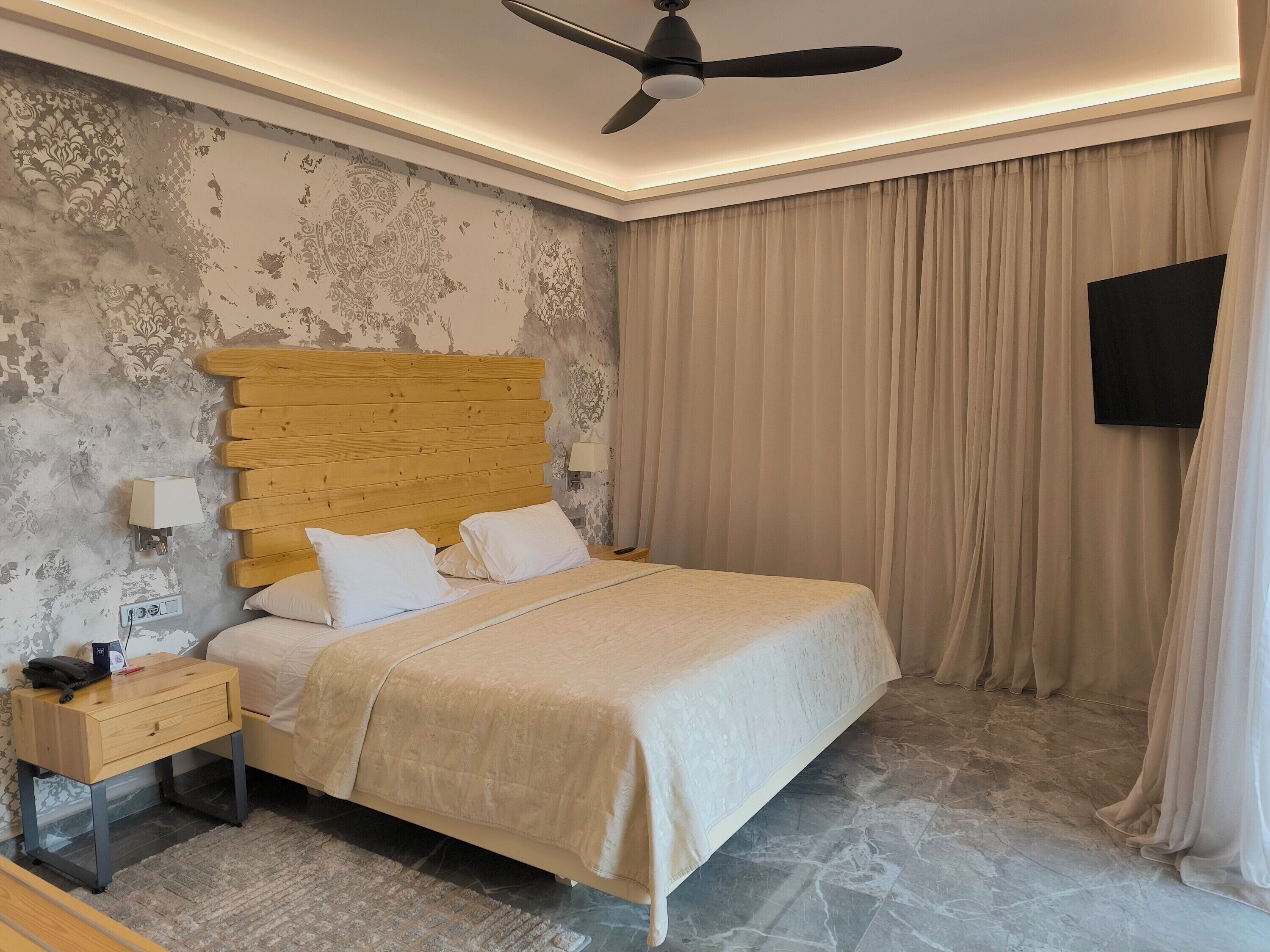 Suite – premium, ikke-røyk, bassengutsikt | Allergitestet sengetøy, minibar, safe på rommet og skrivebord