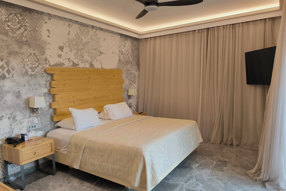 Suite – premium, ikke-røyk, bassengutsikt | Allergitestet sengetøy, minibar, safe på rommet og skrivebord