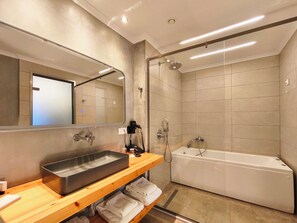 Suite Premium, para no fumadores, vista a la alberca | Baño | Tina con regadera, amenidades de baño gratuitas, secadora de cabello 
