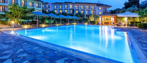 Piscina all'aperto, lettini