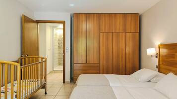 Apartemen Standar, Bebas Asap Rokok, pemandangan kebun | Seprai antialergi, minibar, brankas, dan meja kerja