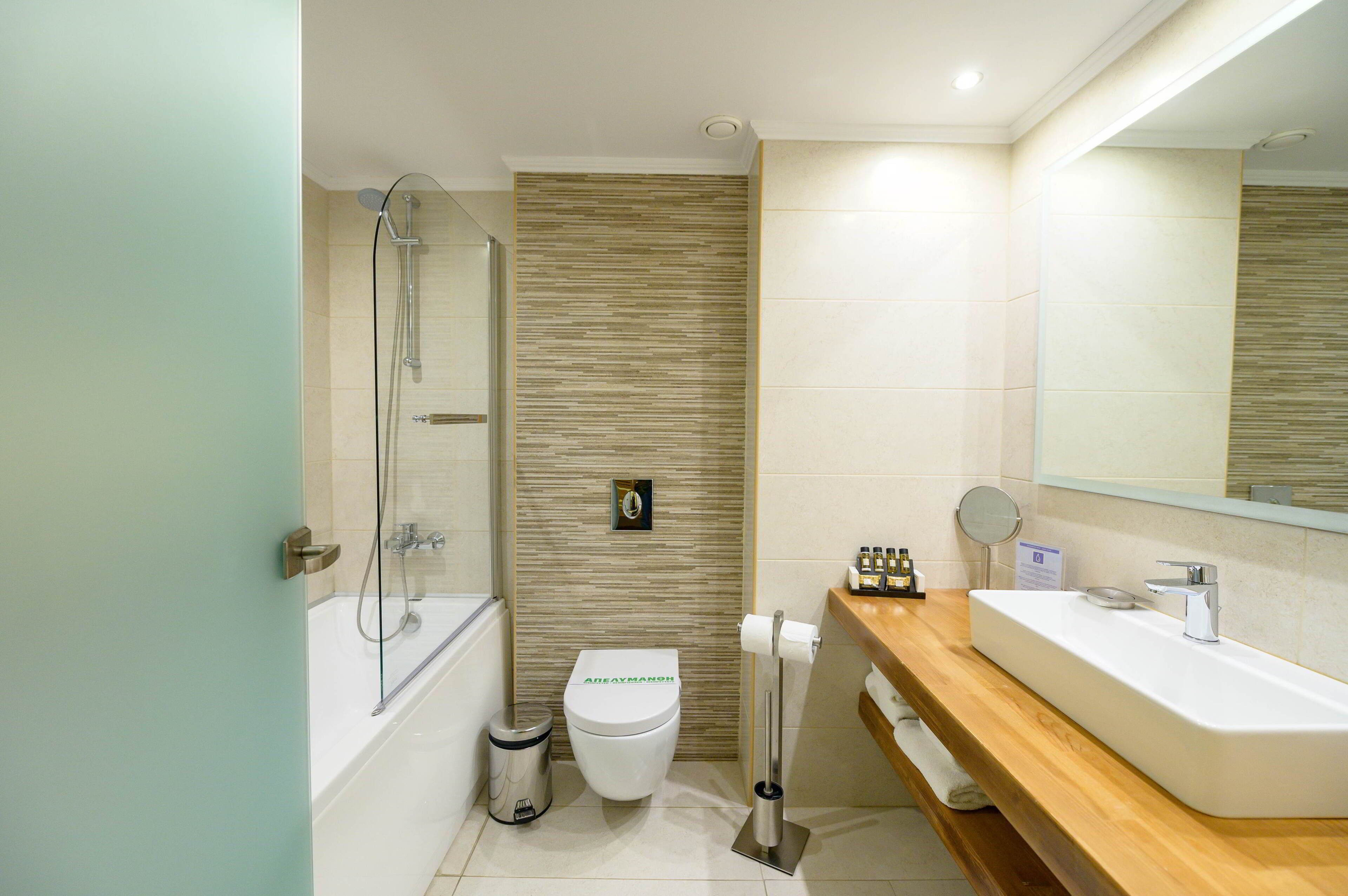 Ein modernes Badezimmer mit Dusche, Toilette und Waschtisch.