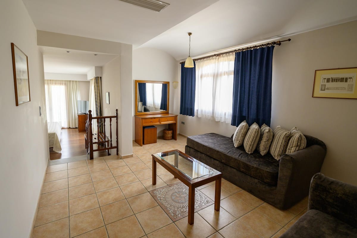 Family Suite, Non Smoking, Pool View | 1 bedroom, minibar, in-room safe, laptop workspace
