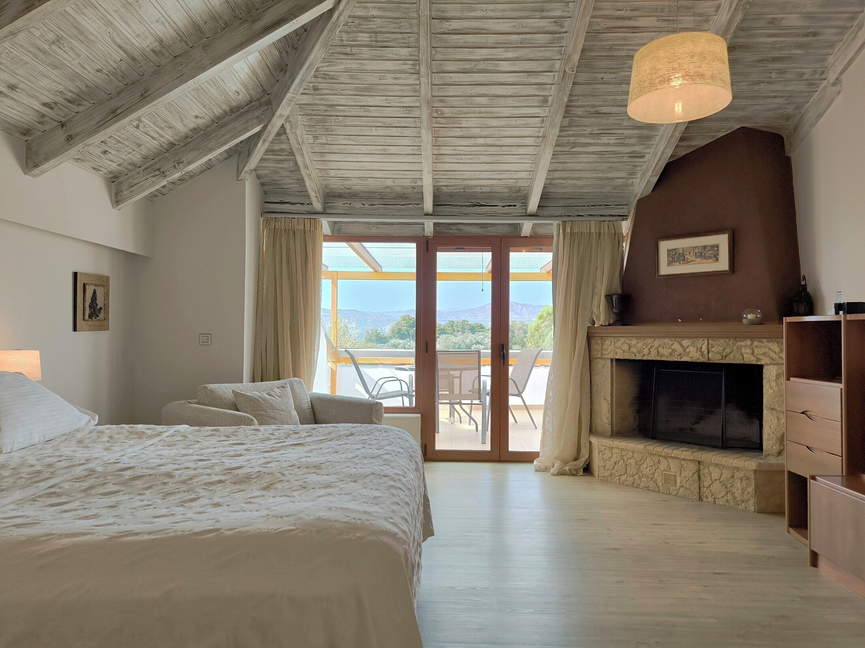 Hypo-allergenic bedding, minibar, in-room safe, desk