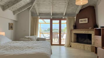 Hypo-allergenic bedding, minibar, in-room safe, desk