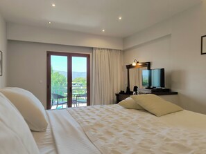 Classic Double or Twin Room, Non Smoking, Pool View