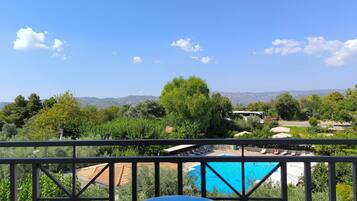 Dobbelt- eller tomannsrom – classic, ikke-røyk, bassengutsikt | Utsikt fra balkong