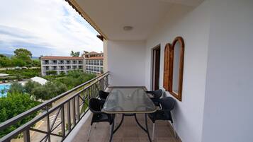 Suite familiar, para no fumadores, vista a la alberca | Terraza o patio