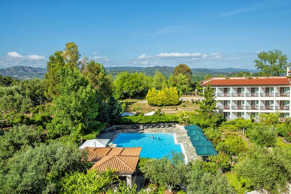 Outdoor pool, pool loungers