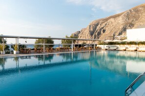 Outdoor pool, open 10:00 AM to 6:00 PM, pool umbrellas, sun loungers - Kamari Beach Hotel (Santorini)