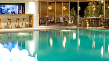 Bar en bord de piscine