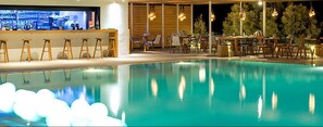 Poolside bar - Kamari Beach Hotel (Santorini)
