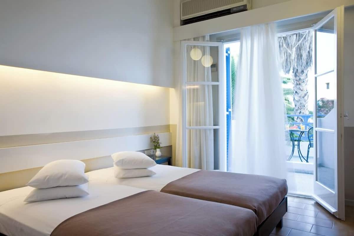 Double or Twin Sea View | Ropa de cama de alta calidad y caja de seguridad en la habitación