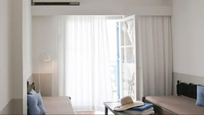 Triple Courtyard View | リビング エリア | 薄型テレビ、書庫