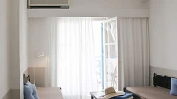 Triple Courtyard View | Área de estar | TV de tela plana, livros