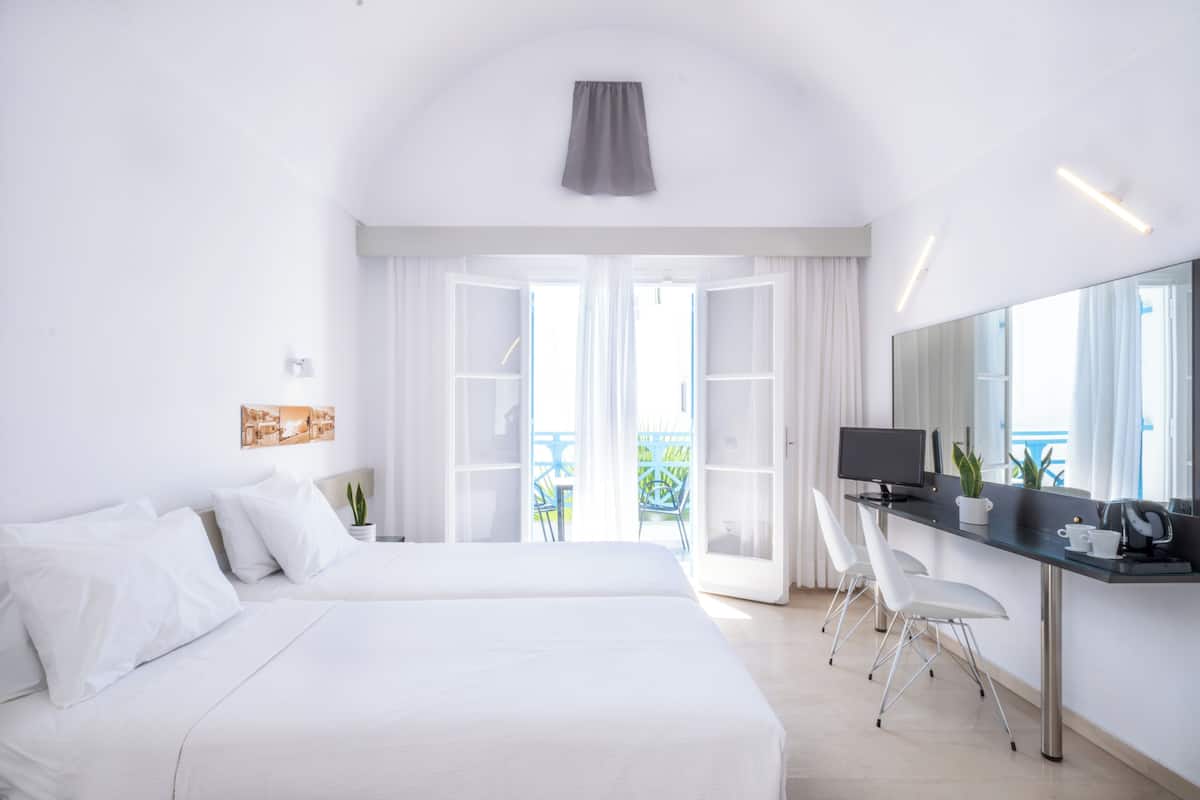 Double or Twin Courtyard View | Ropa de cama de alta calidad y caja de seguridad en la habitación