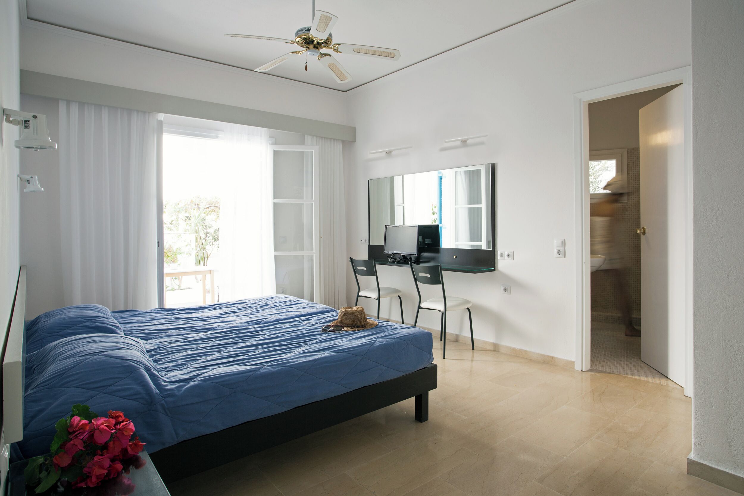 Economy Room (Upper or Low Level) | Premium bedding, in-room safe, cribs (free), WiFi (free)