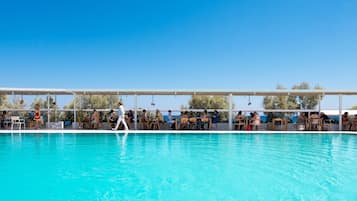 Piscine extérieure, parasols de plage, chaises longues