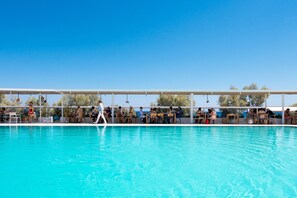 Außenpool, Sonnenschirme, Liegestühle