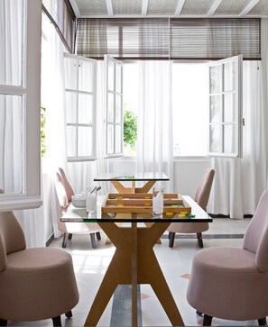 Breakfast and lunch served, beach views 