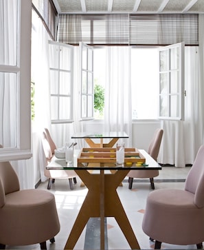 Breakfast and lunch served, beach views