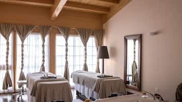 Behandelingskamers voor koppels, een sauna, een bubbelbad, een stoombad