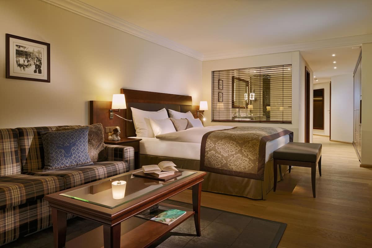 alpine junior suite, montain view | minibar, in-room safe, desk, soundproofing