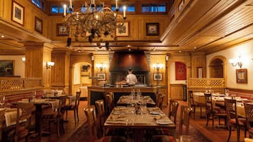 3 ristoranti; aperti a colazione e a cena