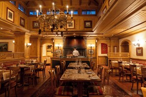 3 restaurants; breakfast and dinner served - Mont Cervin Palace (Zermatt)