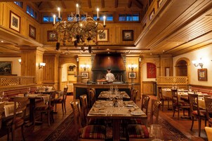 3 restaurantes; se sirve desayuno y cena