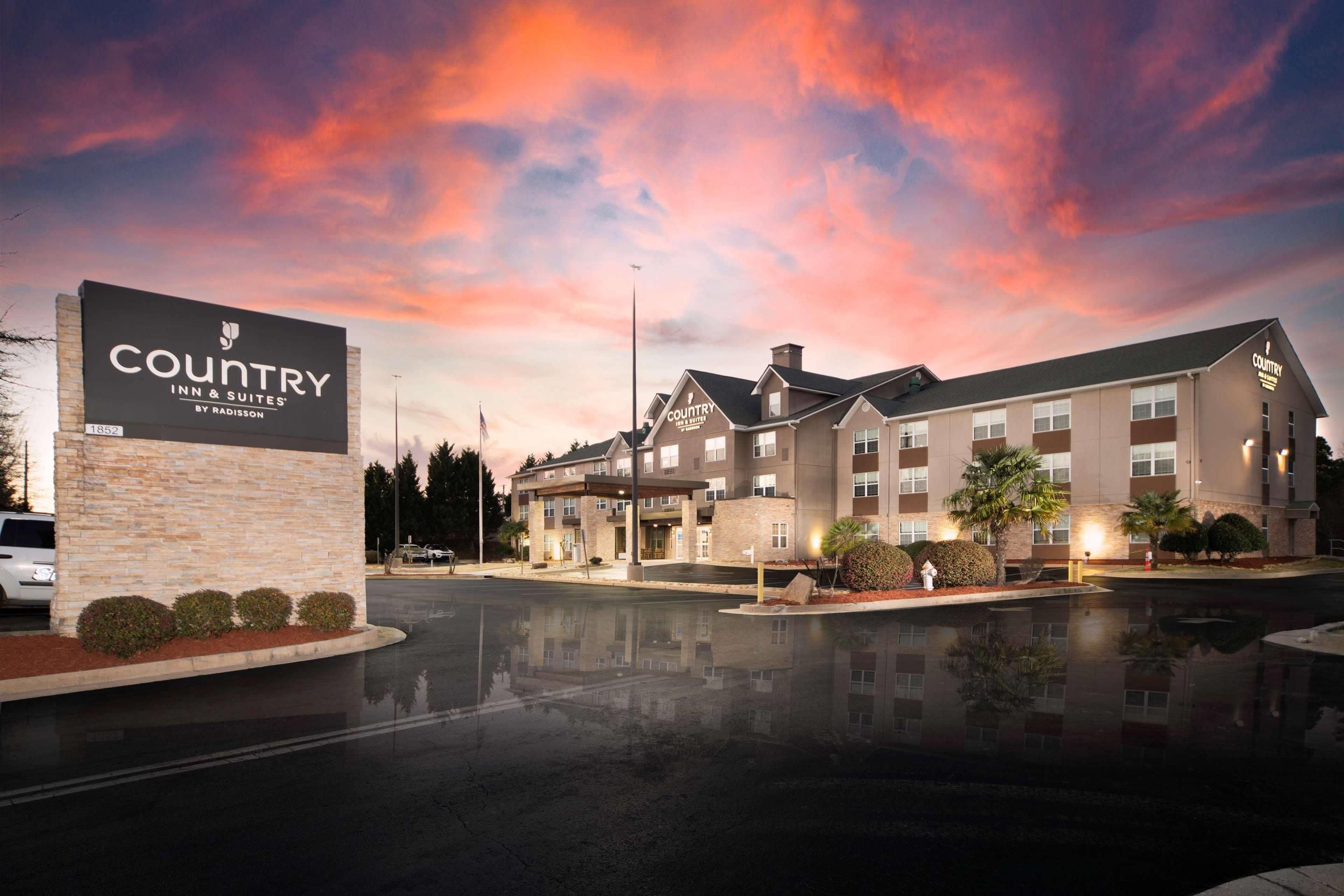A Country Inn & Suites hotel with a brick facade, multiple floors, and a parking lot.