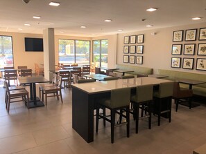 Bao gồm bữa sáng buffet hàng ngày 