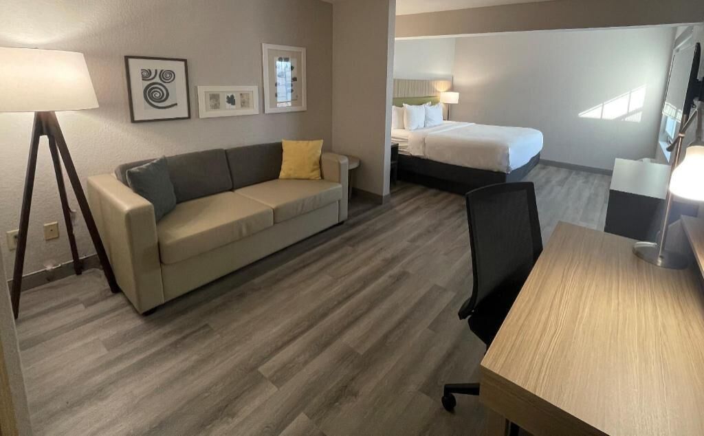 Premium bedding, down comforters, in-room safe, desk