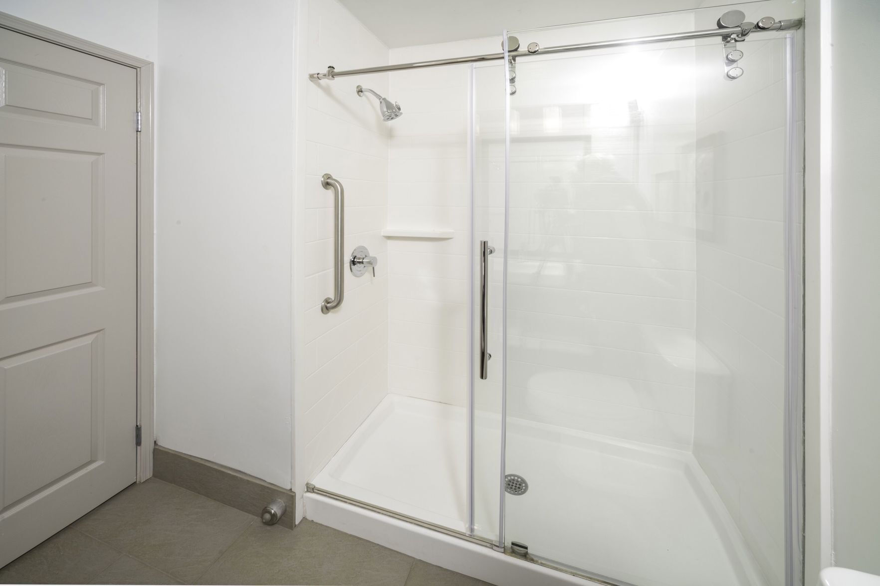 Bathroom | Combined shower/tub, hair dryer, towels