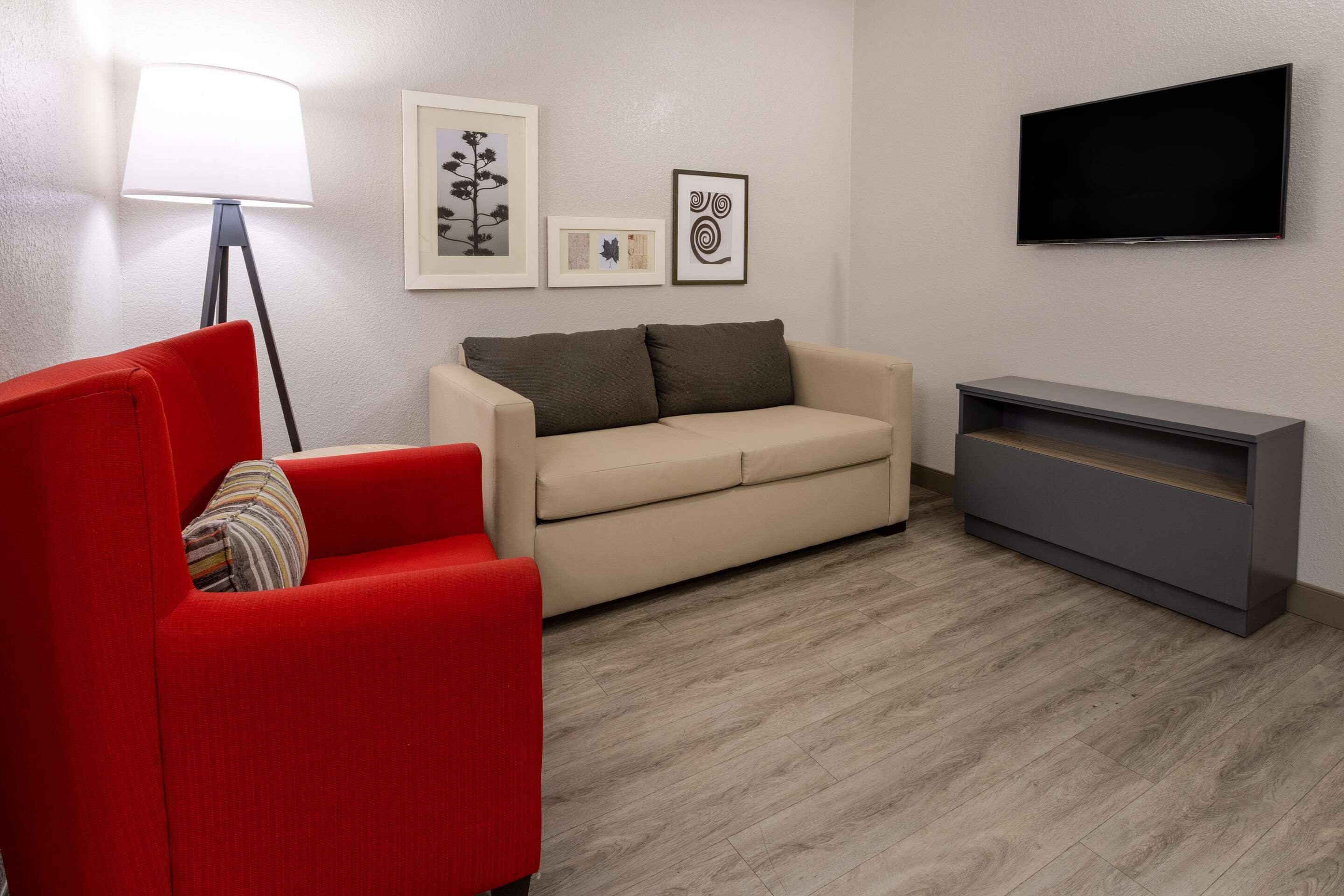 办公桌、笔记本电脑工作区、遮光窗帘、熨斗/熨衣板