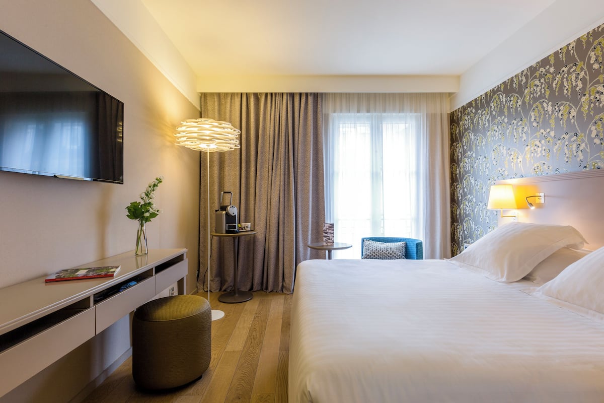 Premium bedding, in-room safe, desk, blackout curtains