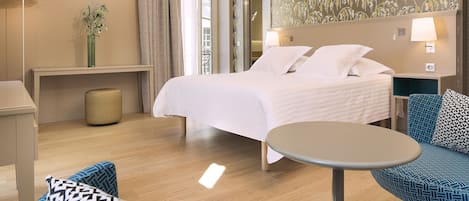 Quarto casal premium | Roupas de cama premium, cofres nos quartos, escrivaninha