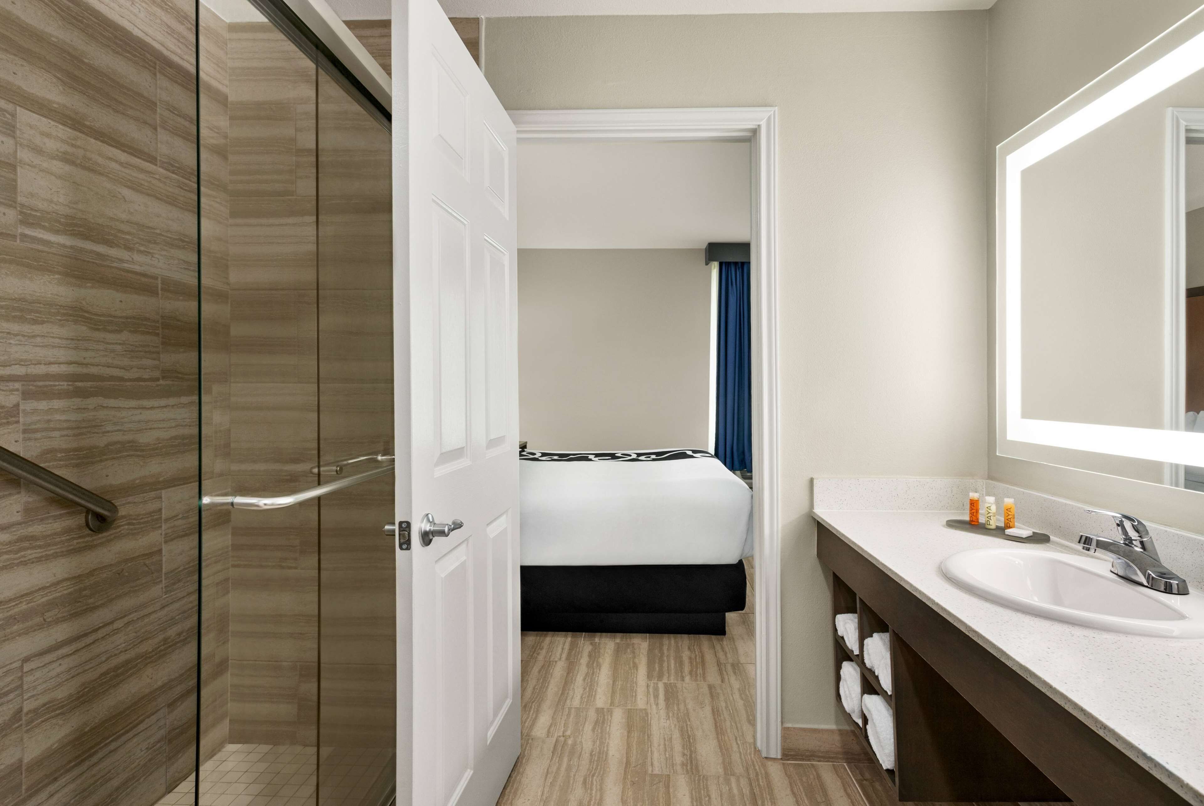 family suite, 1 king bed, non smoking | bathroom | combined shower/bathtub, hydromassage showerhead, free toiletries