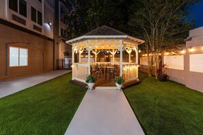 Gazebo - La Quinta Inn & Suites by Wyndham Brownsville North (Brownsville)