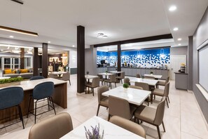 Free continental breakfast  - La Quinta Inn & Suites by Wyndham Brownsville North (Brownsville)