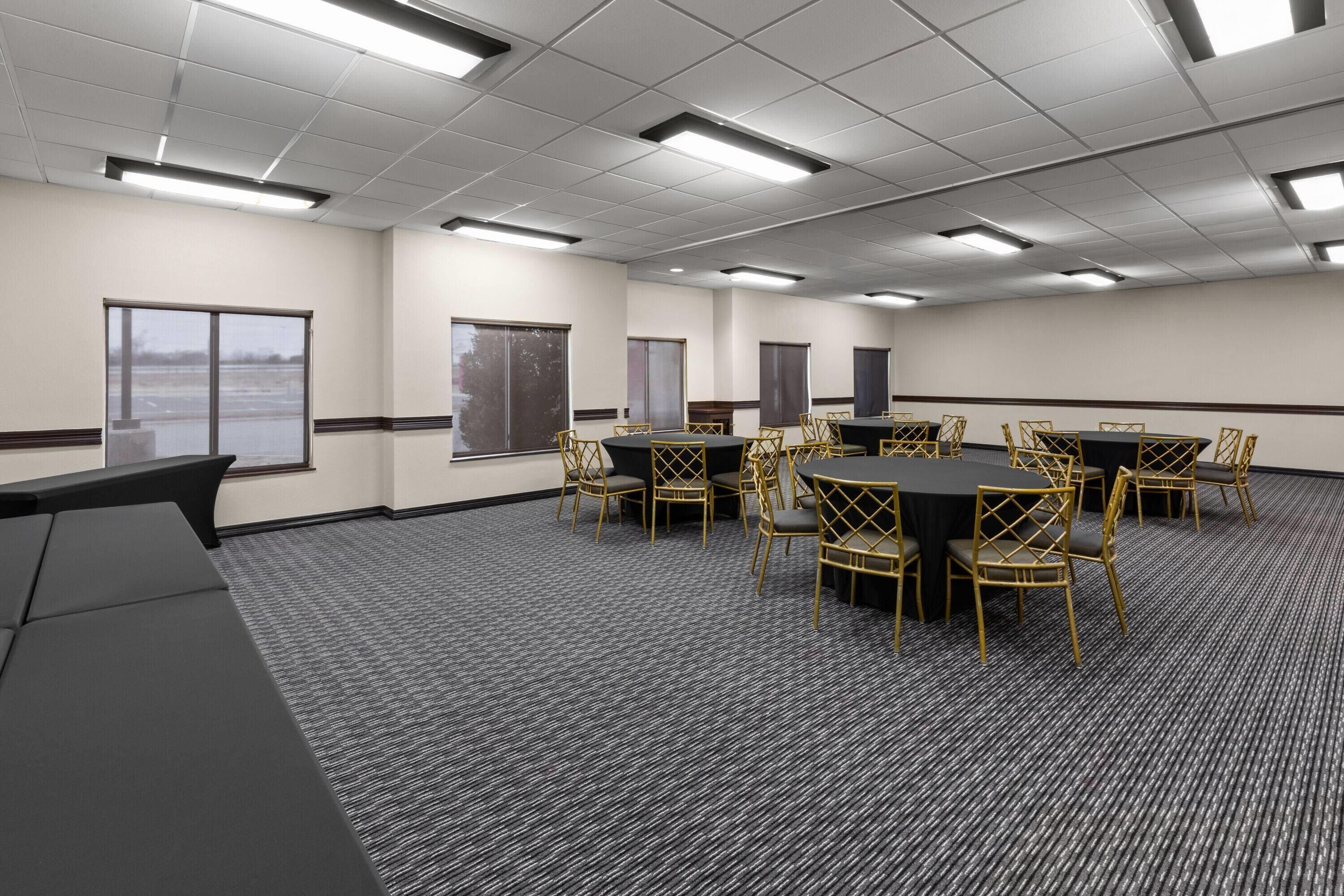 Une salle de conférence dotée d’une grande table, de chaises et offrant une vue par une fenêtre.