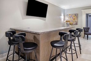 Bar (on property) - La Quinta Inn & Suites by Wyndham Brownsville North (Brownsville)